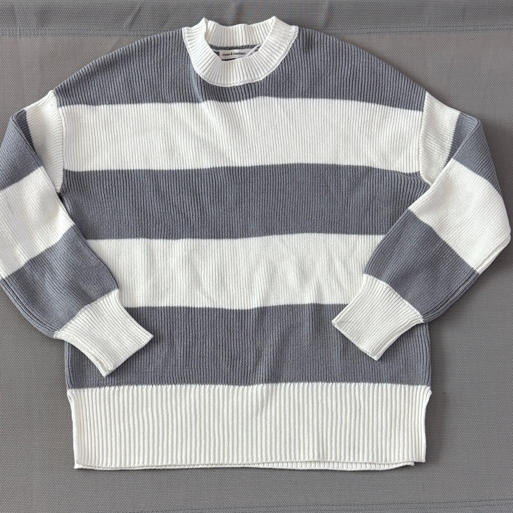 Moon & Madison women’s sz S Crewneck oversized Sweater in Gray and White